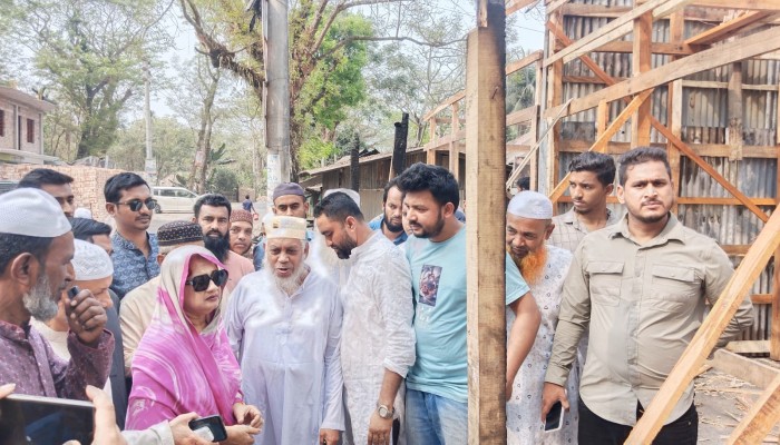 ​ঝালকাঠিতে আগুনে পুড়ে যাওয়া ব্যবসায়ীদের পাশে এমপি ইলেন ভুট্টো
