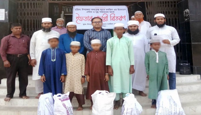 ​বুড়িচং উপজেলা কমপ্লেক্স জামে মসজিদের উদ্যোগে এতিম পরিবারের মাঝে ইফতার সামগ্রী বিতরণ