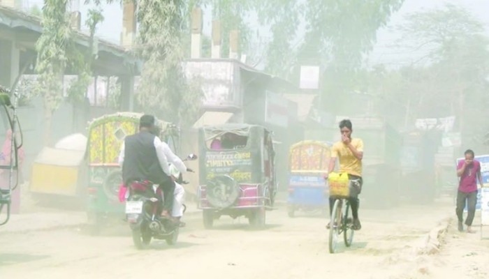 ধুলার দাপটে বিপর্যস্ত কুড়িগ্রাম শহর, জনস্বাস্থ্যে বাড়ছে শঙ্কা