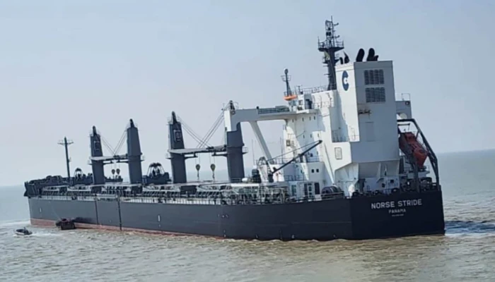 চট্টগ্রাম বন্দরে ৬টি জাহাজ থেকে জ্বালানি খালাস শুরু