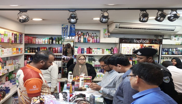 রংপুর মহানগরীর কোতয়ালী থানাধীন এলাকায় র‌্যাব-১৩ এবং জাতীয় ভোক্তা অধিকার সংরক্ষণ অধিদপ্তর কর্তৃক পরিচালিত যৌথ ভ্রাম্যমান আদালতে ০৪ টি প্রতিষ্ঠানে ১,৫০,০০০/- টাকা জরিমানা।