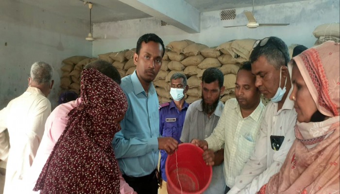​সিরাজগঞ্জে সদর উপজেলা রতনকান্দি  ইউনিয়নে দুঃস্থদের মাঝে  ভিজিএফ’র চাল বিতরণ