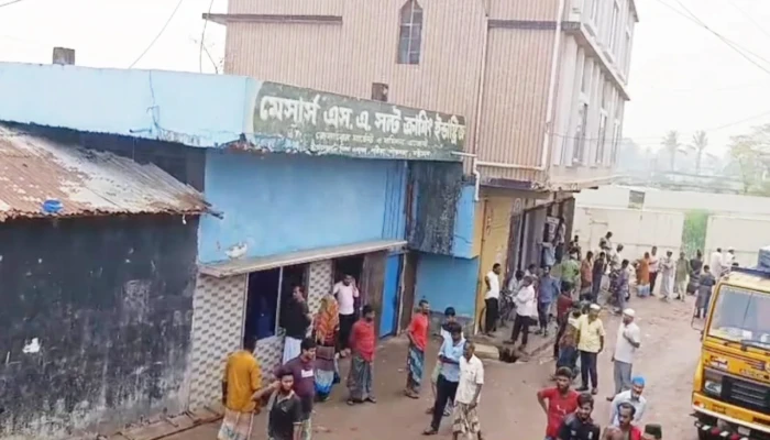 টাকা নিয়ে ক্যাশিয়ার উধাও, লবণ মিল শ্রমিকদের কর্মবিরতি