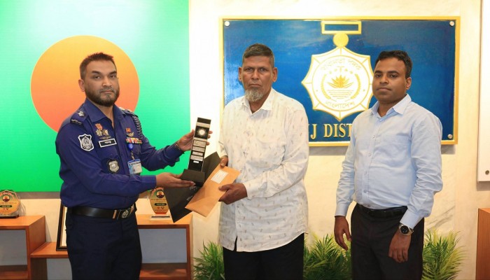 ​সিরাজগঞ্জে জীবন উৎসর্গকারী পুলিশ সদস্যের পরিবারবর্গের নিকট ঈদ শুভেচ্ছা হস্তান্তর