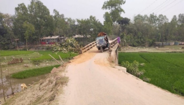 কুড়িগ্রামের নাগেশ্বরী-কচাকাটা সড়কের ২টি সেতুর বেহাল অবস্থা, ঝুঁকি নিয়ে চলাচল করছে মানুষ