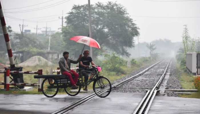 ঢাকাসহ ৮ বিভাগে বজ্রসহ বৃষ্টির পূর্বাভাস, তিন অঞ্চলে ঝড়ের আশঙ্কা