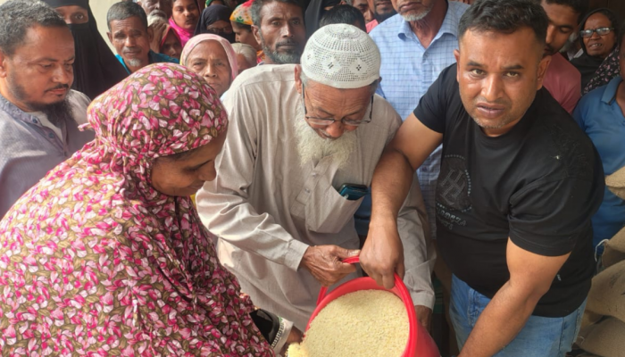 ​আদমদিঘীর ছাতিয়ান গ্রাম ইউনিয়নে ভিজিএফ’র চাল বিতরন