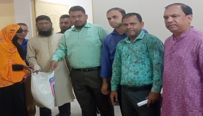 কাউখালীতে ঈদুল ফিতরের ভিজিএফ চাল বিতরণ উদ্বোধন করেন, উপজেলা নির্বাহী অফিসার মোঃ আসাদুজ্জামান