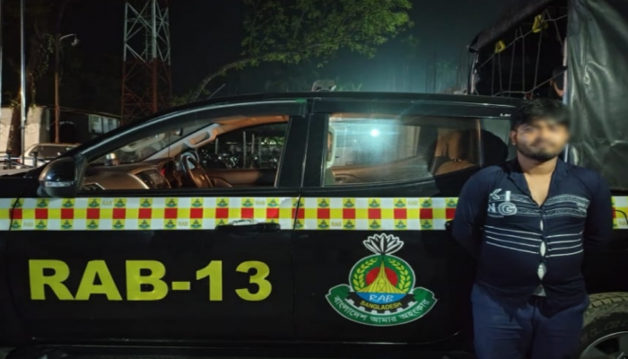 ​রংপুরে র‌্যাব-১৩ এর অভিযানে তারাগঞ্জ থানার জোড়া হত্যা মামলার ০১ জন পলাতক আসামি গ্রেফতার।