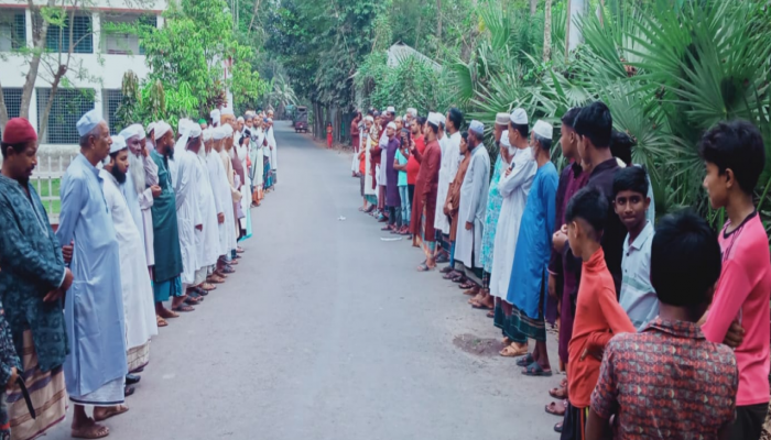 ​বানারীপাড়ায় সিরিজ চুরির প্রতিবাদে বিক্ষুদ্ধ এলাকাবাসীর মানববন্ধন ও বিক্ষোভ মিছিল