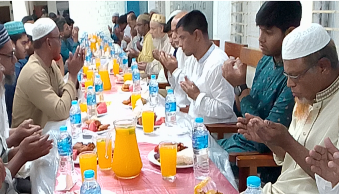 ​সলঙ্গায় বিশিষ্ট ব্যক্তিবর্গের সম্মানে মানবমুক্তির  ইফতার মাহফিল অনুষ্ঠিত