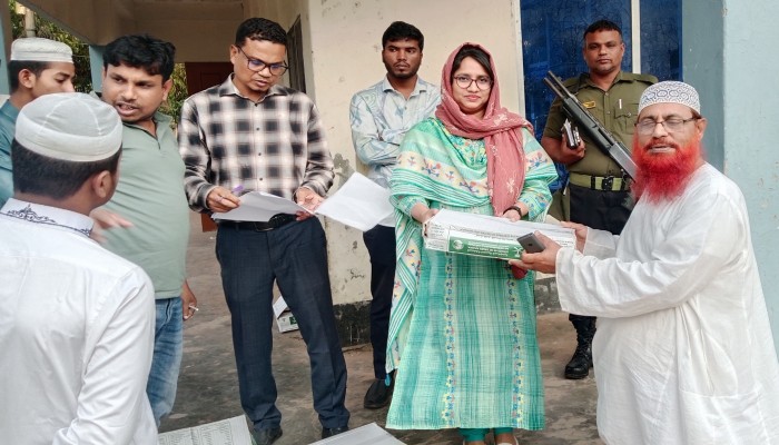 পটুয়াখালী সদরে সৌদি বাদশাহর উপহার খেজুর বিতরণ