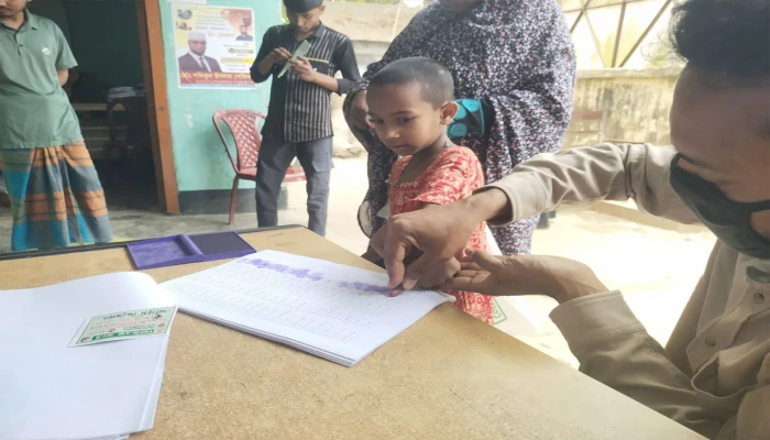 শিশুর টিপসই নিয়ে ভিজিএফ চাল বিতরণ