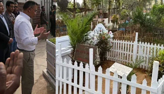 দিনাজপুরে নানা-নানীর কবর জিয়ারত করলেন প্রধানমন্ত্রী