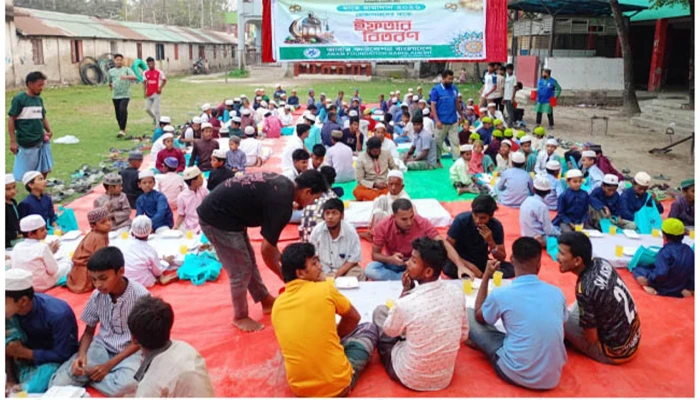 কুতুব‌দিয়ায় এ‌তিম‌ ছাত্রদের মা‌ঝে ঈদ উপহার বিতরণ