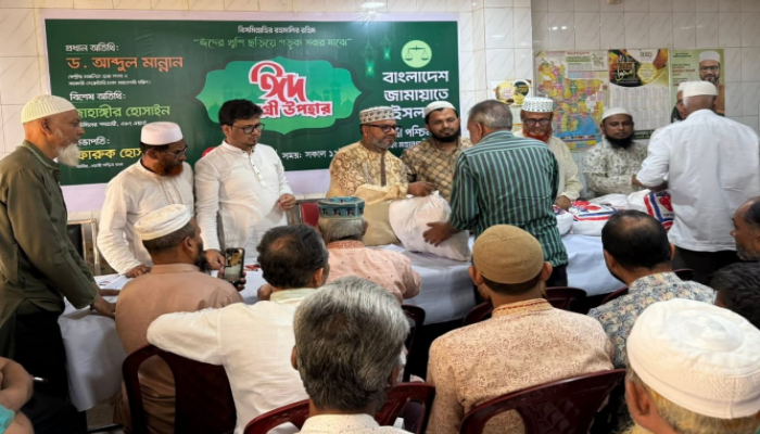 ​ওয়ারী থানার ৩৮ নং ওয়ার্ডে ঈদ সামগ্রী উপহার প্রদান