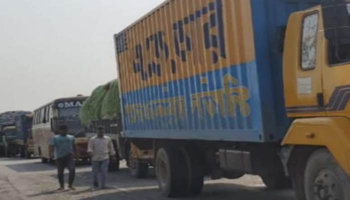 ​‎ঢাকা-সিলেট মহাসড়কে প্রাণ গেল পথচারীর, ক্ষোভে অবরোধে দীর্ঘ যানজট