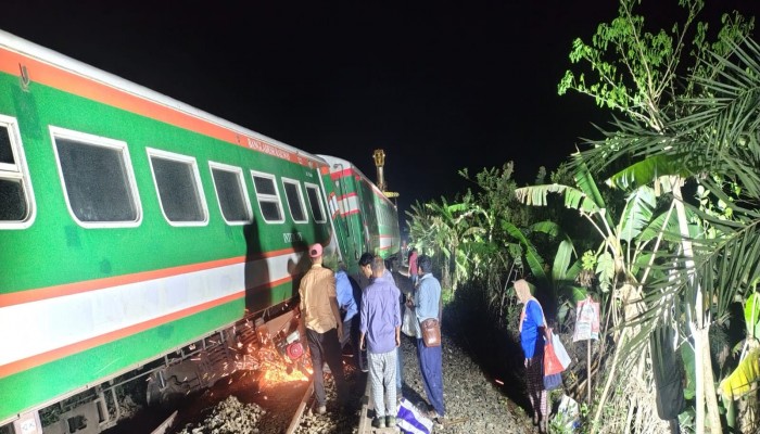 লাইনচ্যুত বগি উদ্ধারে দুই রিলিফ ট্রেন, রেল যোগাযোগ বন্ধে দুর্ভোগ