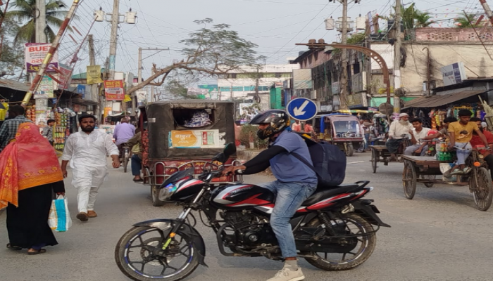 ​ফুটব্রিজহীন পীরগঞ্জ রেলক্রসিং: ঝুঁকিতে পথচারী, বাড়ছে দুর্ঘটনা।