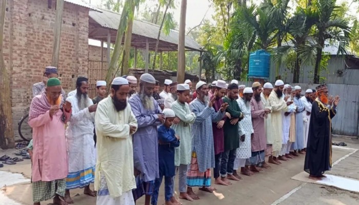 সৌদি আরবের সঙ্গে মিল রেখে কুড়িগ্রামের ৬ গ্রামে আগাম ঈদের জামাত অনুষ্ঠিত