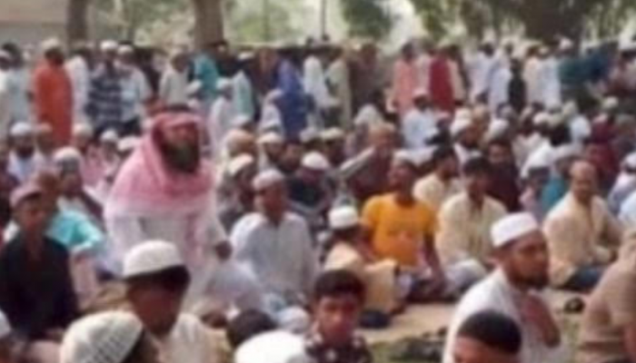 বৃষ্টির কারণে মসজিদে মসজিদে পবিত্র ঈদ-উল-ফিতরের নামাজ অনুষ্ঠিত