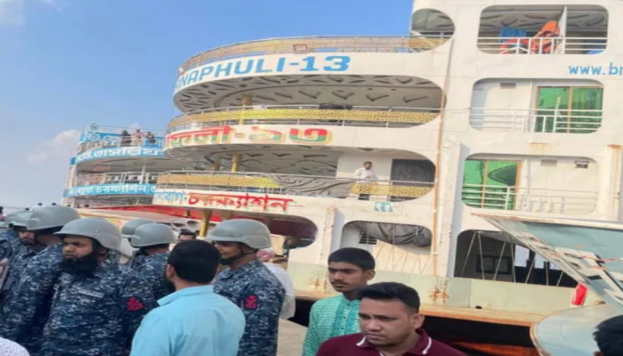 ​ঈদ শেষে ঘরমুখো মানুষের নিরাপদ যাত্রা নিশ্চিত করতে বেতুয়া লঞ্চঘাটে প্রশাসনের কড়াকড়ি নজরদারি।