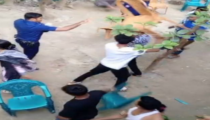 ​বরিশালে পুলিশের সামনে বৃদ্ধকে লাথি মেরে ও পিটিয়ে হত্যা