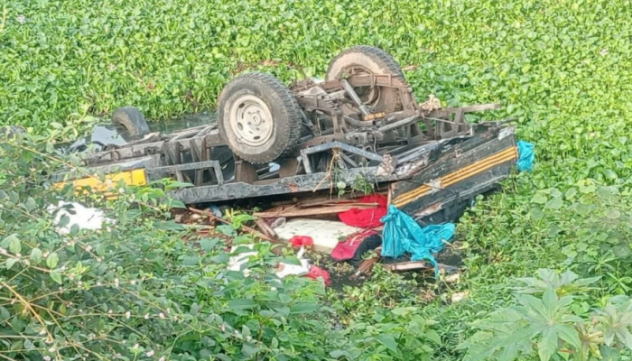 ​মাধবপুরে পিকআপ উল্টে খালে নারী-শিশুসহ ৪জন নিহত