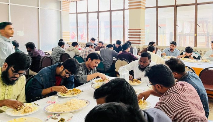 ঈদেও ক্যাম্পাস ছাড়েননি বিসিএস পরীক্ষার্থীরা, আনন্দ ভাগাভাগি করল বাকৃবি ছাত্রদল