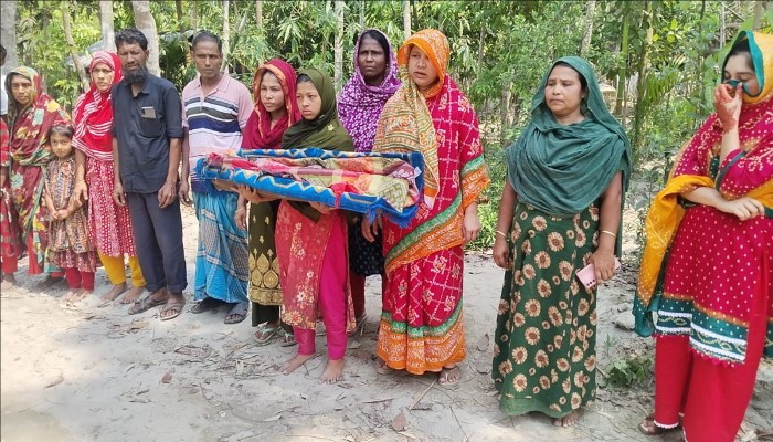 ঝালকাঠিতে সন্তানের লাশ নিয়ে মানববন্ধনের দাড়িয়ে বিচার চাইলেন মা