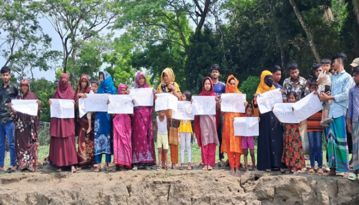 ​ভোলায় নদীর তীব্র ভাঙ্গনে ভিটেমাটি হারানোর হাহাকারে হারিয়ে গেছে ঈদের আনন্দ, ব্লকের দাবিতে মানববন্ধন
