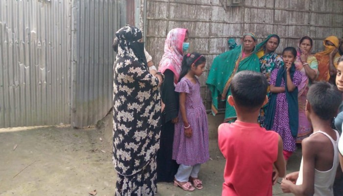 কুড়িগ্রামে স্বামীর স্বীকৃতি না পেয়ে সন্তানসহ দুই স্ত্রীর অনশন