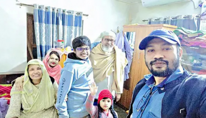 ​গাছে প্রাইভেটকারের ধাক্কা, বাবা-ছেলেসহ একই পরিবারের ৩ জন নিহত