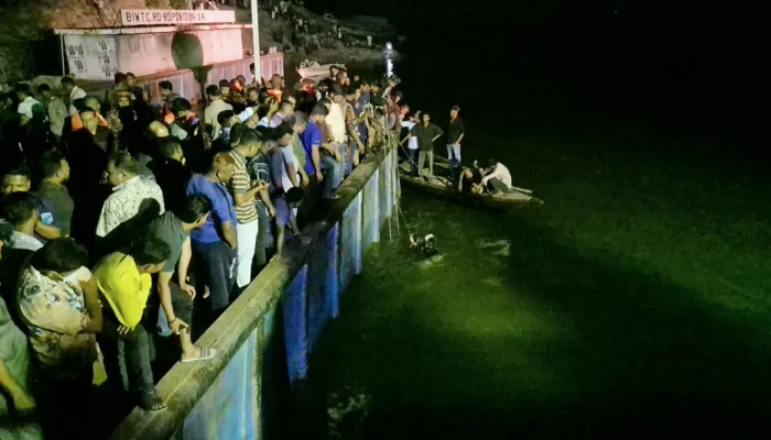 পদ্মায় বাস ডুবি: ২ মরদেহ উদ্ধার, ১১ জন জীবিত, নিখোঁজ আরও অনেকে