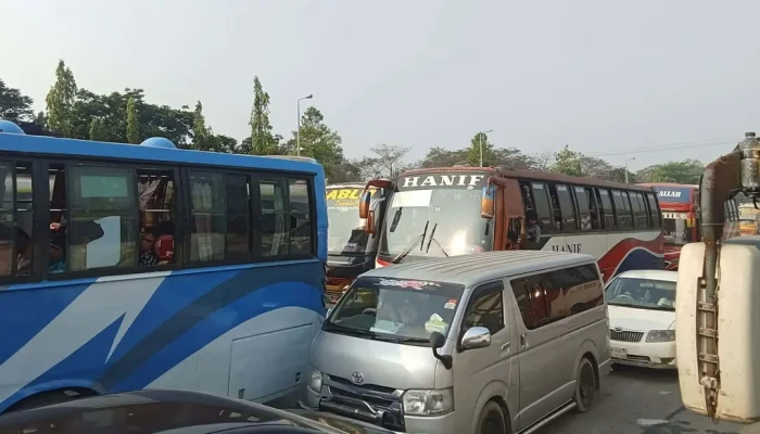 ঈদের ছুটি শেষে সিরাজগঞ্জ মহাসড়কে যানজট ও ধীরগতি