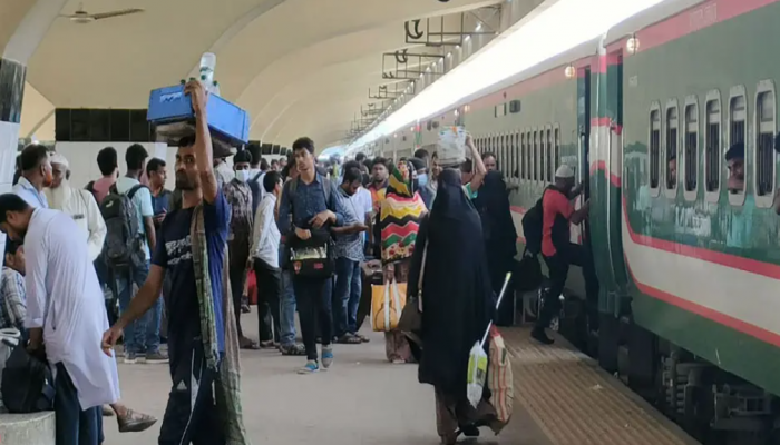 কমলাপুরে ঢাকা ফেরা মানুষের ভিড়