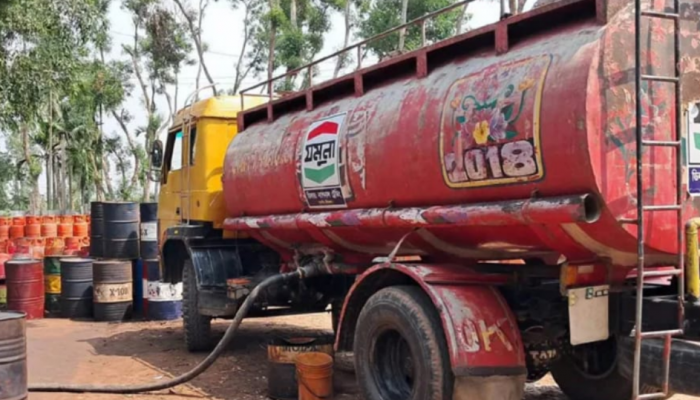 ​অবৈধ তেল মজুদে শ্রীমঙ্গলে অভিযান: দুই ব্যবসায়ীকে ১ লাখ টাকা জরিমানা