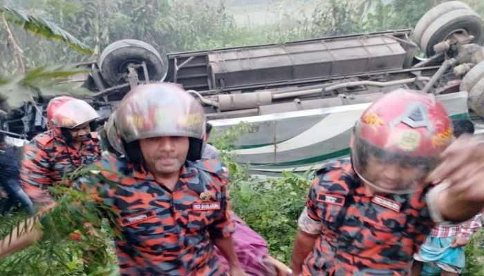 ​বরিশালে বাস উল্টে খাদে,  নারী নিহত