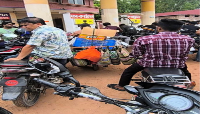 মধুখালীতে পেট্রোল সংকট  রাতে ৪ঘন্টা লাইনে দাড়িয়ে ২শ টাকার পেট্রোল পেলেন সাংবাদিক