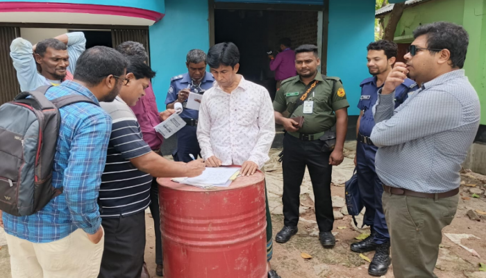 সিংড়ায় তেল মজুদ করে বিপাকে ব্যবসায়ী, ইউএনও’র জরিমানা ১ লাখ টাকা