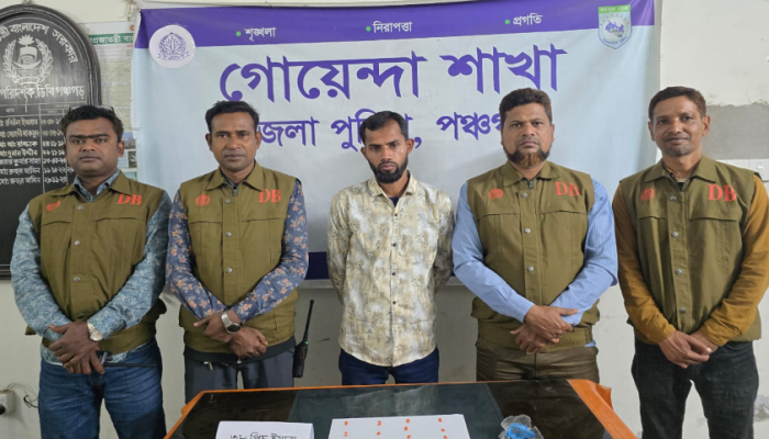 ​পঞ্চগড়ে ডিবি পুলিশের অভিযানে ৩৮ পিস ইয়াবাসহ মাদক ব্যবসায়ী আটক