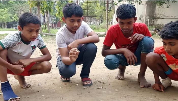 ​কালের গর্ভে হারিয়ে যাচ্ছে গ্রামীণ ঐতিহ্যের খেলা মার্বেল