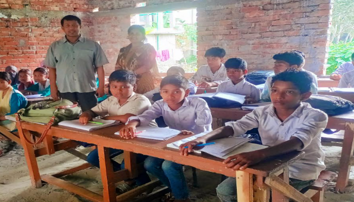 কাউখালী আদর্শ মাধ্যমিক বিদ্যালয় বালুর ওপর চলছে শিক্ষার্থীদের পাঠদান