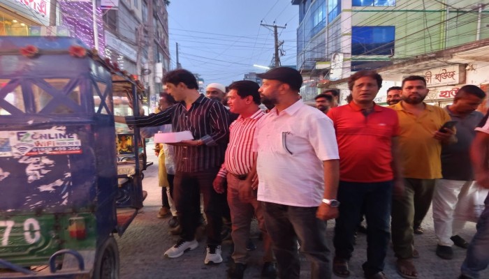 জামালপুরে জেলা পরিষদের প্রশাসক হিসেবে সিরাজুল হক নিয়োগ শহরে মিষ্টি বিতরণ