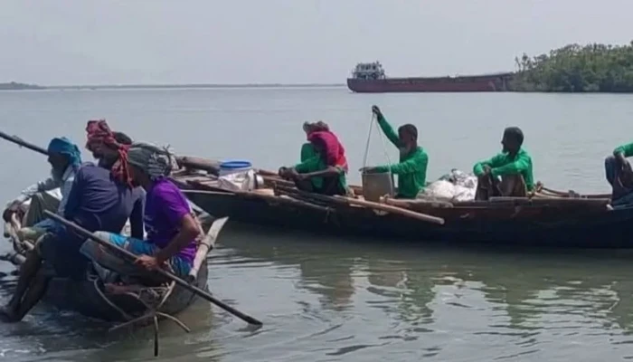 বনদস্যু আতঙ্কের মধ্যে সুন্দরবনে মধু আহরণ শুরু