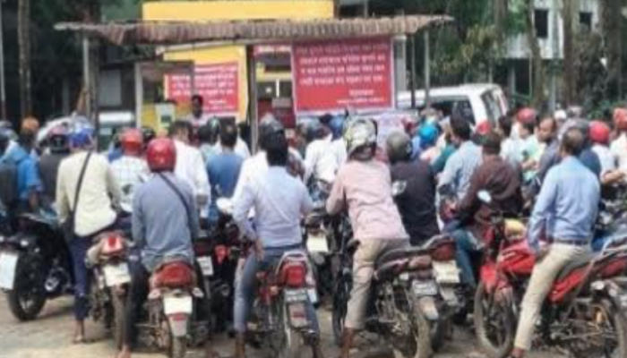 ভোলায় জ্বালানী তেলের তীব্র সংকট, বিপাকে ভোক্তারা, বাইকারদের দীর্ঘলাইন