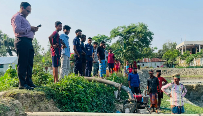 ​বুড়িচংয়ে অবৈধ মাটি কাটায় অভিযান: ৩ ড্রেজার ও ১ হাজার ফুট পাইপ বিনষ্ট