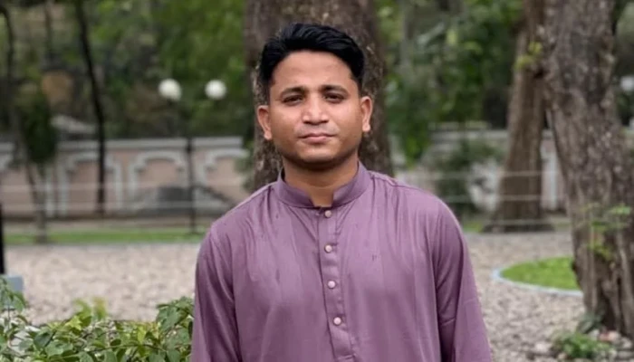 অসচ্ছল শিক্ষার্থীকে ভর্তির অর্থ উপহার দিলেন ছাত্রদল নেতা