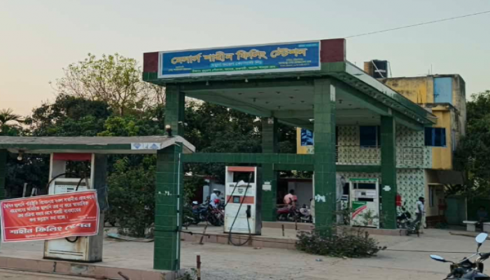 ‎তানোরে পাম্পে তেল আসার একদিন আগেই মটরসাইকেলের লম্বা লাইন