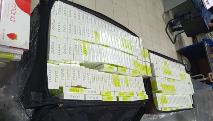 চট্টগ্রামের শাহ আমানত আন্তর্জাতিক বিমানবন্দর-এ এক যাত্রীর লাগেজ থেকে বিপুল পরিমাণ বিদেশি সিগারেট জব্দ করা হয়েছে।